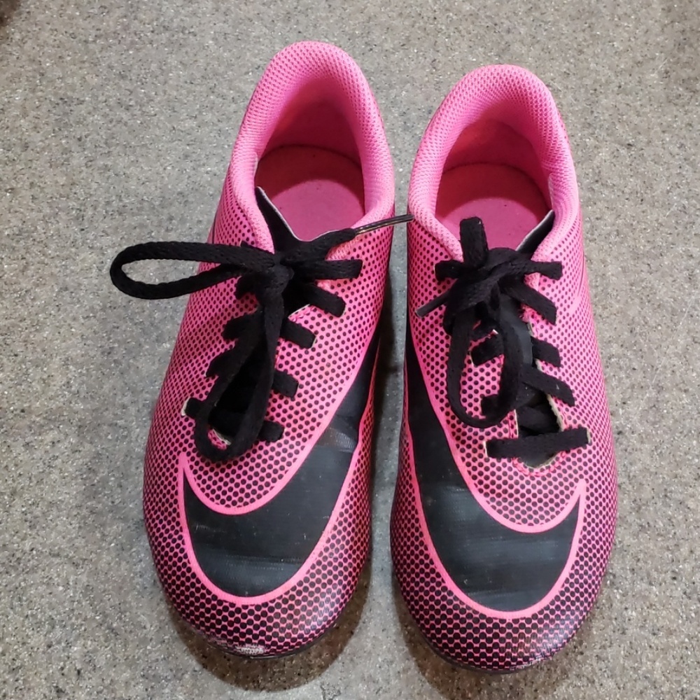 NIKE girls soccer cleats pink sz 13